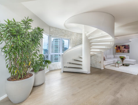 Theiss Heim Cobertura Decorada à Venda